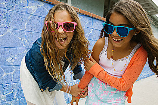 两个女孩,戴着,墨镜,笑
