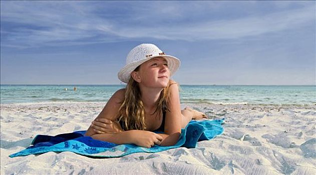 女孩,穿,遮阳帽,躺着,蓝色,沙滩巾,海边,白人,沙滩