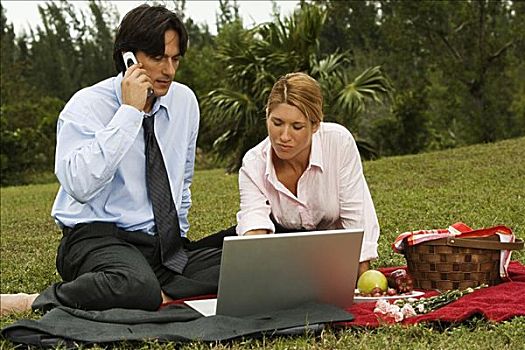 商务人士,职业女性,坐,正面,笔记本电脑,公园