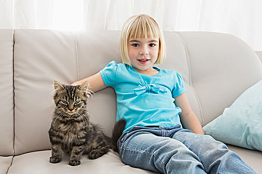 小女孩,坐,沙发,抚摸,猫