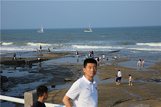 山东省日照市,夏日旅游掀起小高潮,海滨休闲度假人头攒动