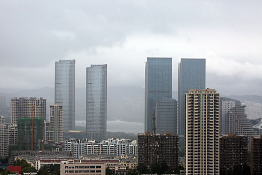 山东省日照市,受8号台风影响,乌云翻滚风雨欲来笼罩高楼大厦