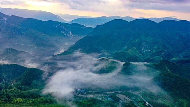 重庆酉阳,秋晨山岚美如画卷