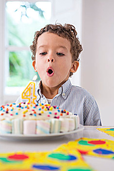 男孩,吹蜡烛,生日蛋糕