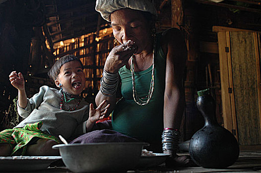 怀孕,部族,女人,吃,食物,房子,孟加拉,2007年