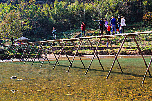 木桥,山水,游客