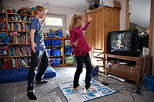 兄弟姐妹,男孩,12岁,女孩,10岁,老,玩,跳舞,游戏,游戏机,房间,一起