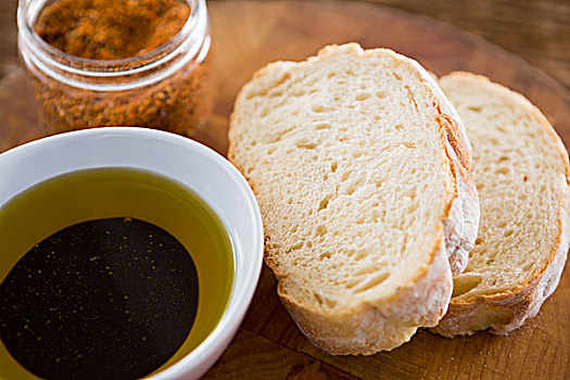 橄榄油,面包,调味品,粉末,桌上,特写,木板