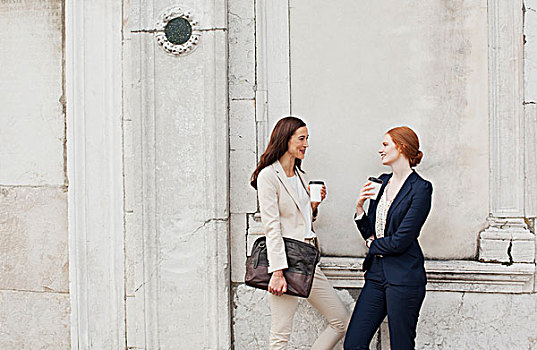 微笑,职业女性,喝咖啡,交谈,建筑,墙壁