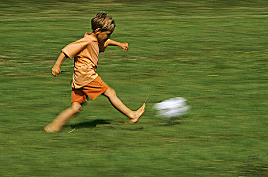 小男孩,玩,足球