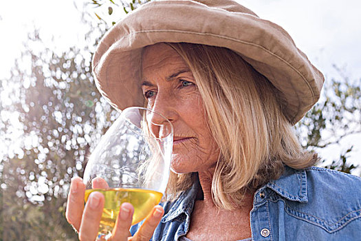 女人,喝,葡萄酒杯,橄榄,农场