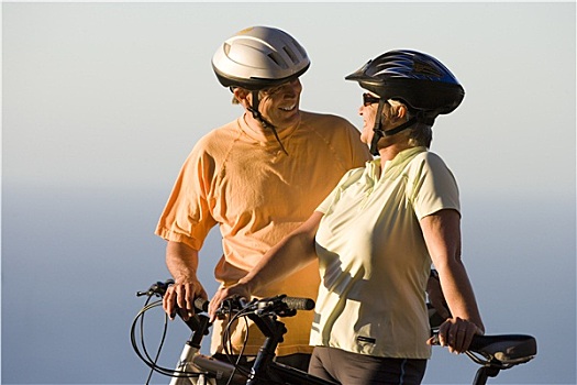 夫妻,自行车头盔,站立,悬崖顶,山地自行车,大西洋,背景