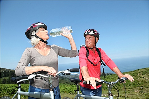 老年,夫妻,饮用水,骑自行车