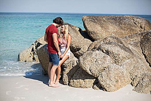 浪漫,年轻,情侣,石头,海滩,岸边