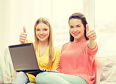 友谊,科技,互联网,概念,两个,微笑,少女,笔记本电脑,在家,展示,竖大拇指