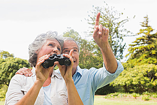 男人,展示,妻子,拿着,双筒望远镜,公园