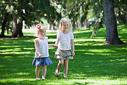 两个,姐妹,走,一起,公园,艾伯塔省,加拿大