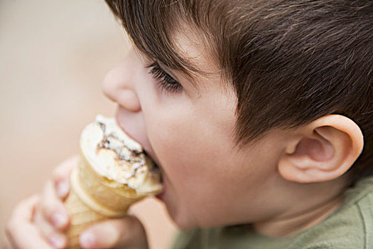 男孩,吃,冰淇淋