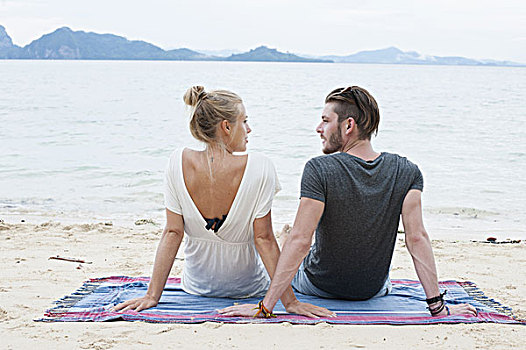 年轻,情侣,坐,海滩,泰国
