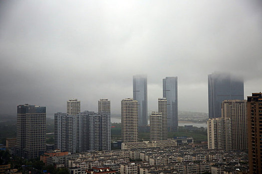 山东省日照市,一场秋雨如约而至,气温下降明显