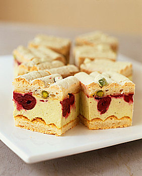手指糕点,蛋糕,开心果,莫利洛黑樱桃,奶油