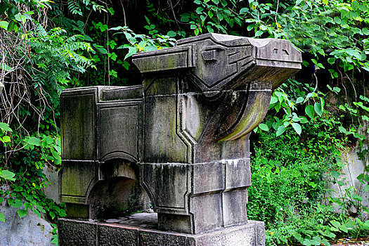 重庆市开县盛山公园中十二生肖雕刻中的牛属象