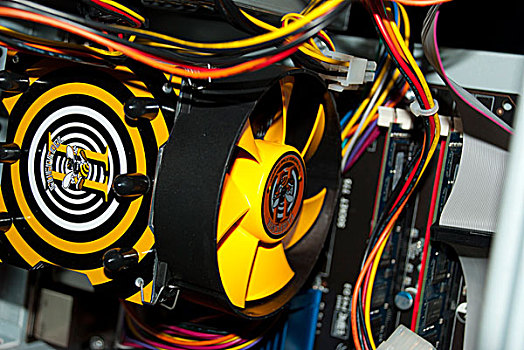 电子设备－台式电脑cpu黄色巨型风扇特写