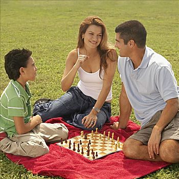 侧面,男孩,坐,父母,玩,下棋