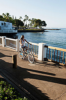 女人,骑自行车,水岸