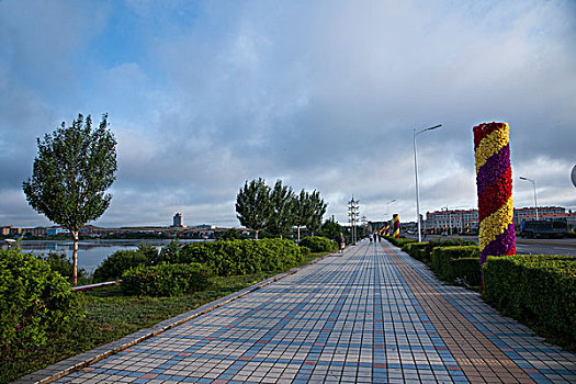 内蒙古呼伦贝尔满洲里市世纪大道人行道