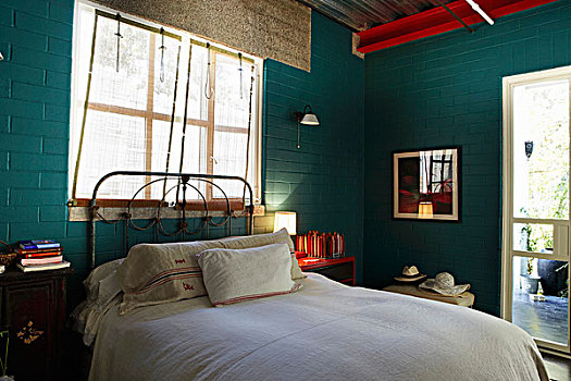 床,旧式,金属,仰视,窗户,台灯,红色,床头柜,简单,卧室,砖墙,涂绘,深绿