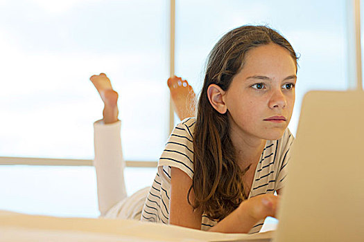 女童,俯卧,使用笔记本,电脑