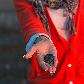 女人,展示,鹅卵石,海滩,鲑鱼,河,格罗莫讷国家公园,纽芬兰,拉布拉多犬,加拿大