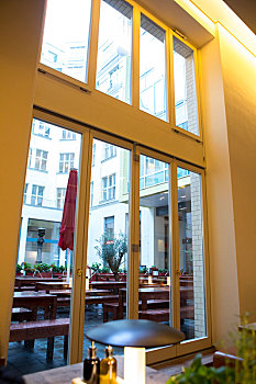 德国柏林,义大利自助式餐厅的挑高窗户