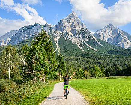 骑车,山地车,免提电话,抬臂,自行车道,穿过,阿尔卑斯山,背影,山景,提洛尔,埃尔瓦尔德,奥地利,欧洲