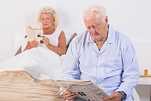 老年夫妇,读,床,卧室