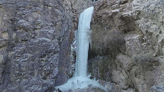 新疆哈密,天山峡谷现冰瀑布,晶莹剔透美煞人