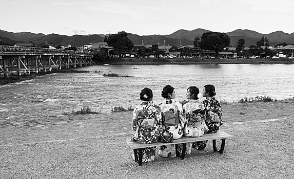 朋友,坐,一起,交谈,相互,旁侧,河,日本