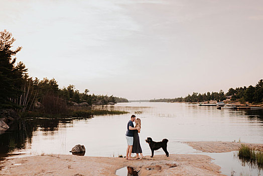 情侣,享受,风景,河,宠物,狗,阿尔冈金公园,加拿大