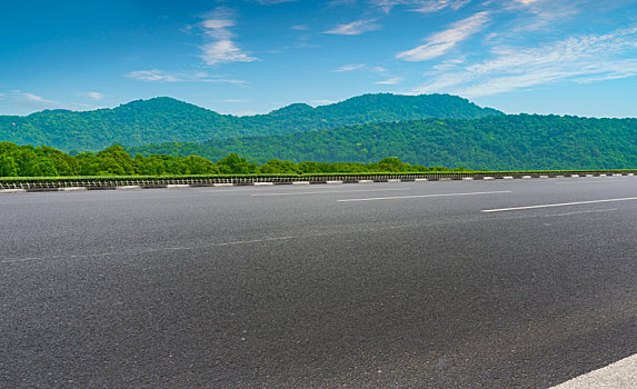 沥青高速公路和山水风光