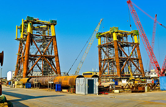 胜利油田油建龙口海工基地建造大型海上石油平台导管架