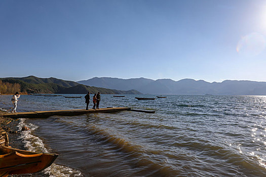 波光粼粼的泸沽湖湖面