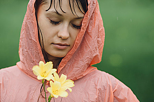 特写,美女,穿,雨衣,拿着,黄花,下雨,季节