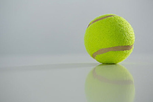 特写,荧光,网球,白色背景