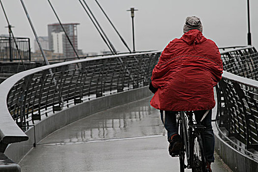 后视图,男人,雨衣,骑自行车