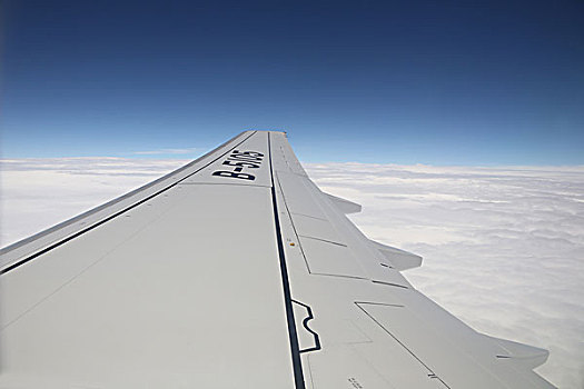 飞机机翼与白云