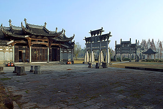 歙县棠樾古村的牌坊和祠堂