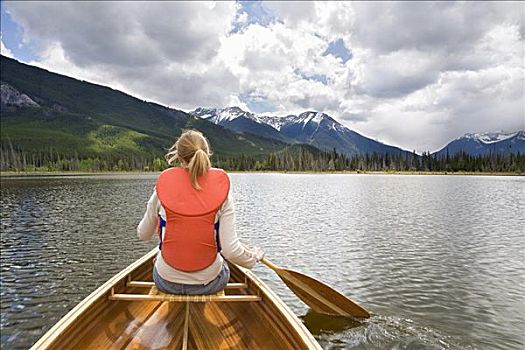 女孩,独木舟,维米里翁湖,班芙国家公园,艾伯塔省,加拿大