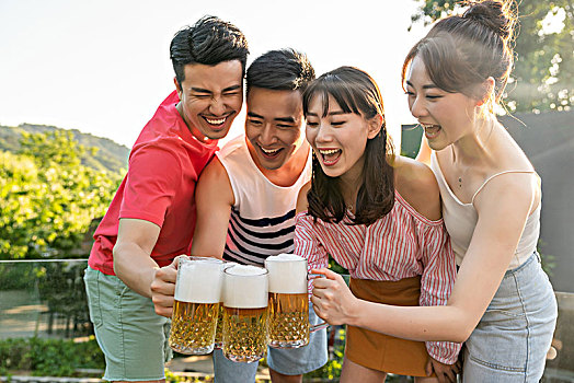 年輕朋友聚會喝啤酒