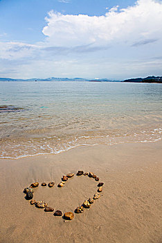 沙滩上的爱心石头